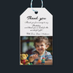 Nalle Ballods Kids Photo Birthday Presentetikett<br><div class="desc">Cute Nalle Balloons Kids Photo Birthday Tack för vykortet. Cute teckning i en nalle med färgstarka ballonger och moln på blå bakgrund. Lägg till foto,  text och namn.</div>