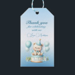 Nalle Ballods Kids Photo Birthday Presentetikett<br><div class="desc">Cute Nalle Balloons Kids Photo Birthday Tack för vykortet. Cute teckning i en nalle med färgstarka ballonger och moln på blå bakgrund. Lägg till foto,  text och namn.</div>