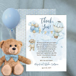Nalle Balloons Boy Barly Wait Baby Shower Tack Kort<br><div class="desc">Utformning av Cute Baby Shower med en nalle med en blå bukbindel som hänger på ett gäng ballonger på ena sidan med en luft-ballong som bär en blommigt bukett på högerna. Flaggor hänger mellan de två ballonger som stöder ord "Tack"! Moln och stjärnor på en blå vattenfärgsbakgrund runt designen. Baksidan...</div>
