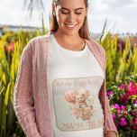 Nalle Barly Wait Baby Shower Mamma att vara T Shirt<br><div class="desc">Utformning av Cute Baby Shower med en nalle med en rosa botid i ett basket bundet till en bunt av rosa och lätta tealballonger med rosa blommor. Orden "Vi kan vänta!" flyter i molnen. En rosa i ro och en bakgrund med lätt vattenfärgstryck med vit toning i utkanten av designen....</div>