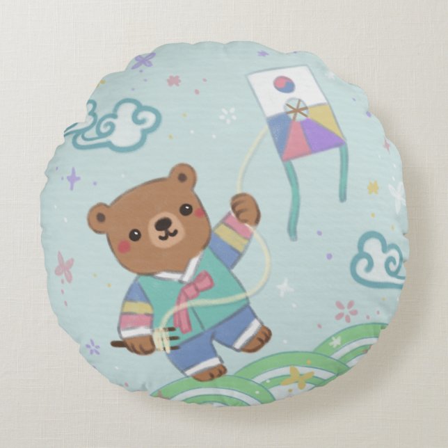 Nalle i Hanbok: Kite Flies Rund Kudde (Framsidan)