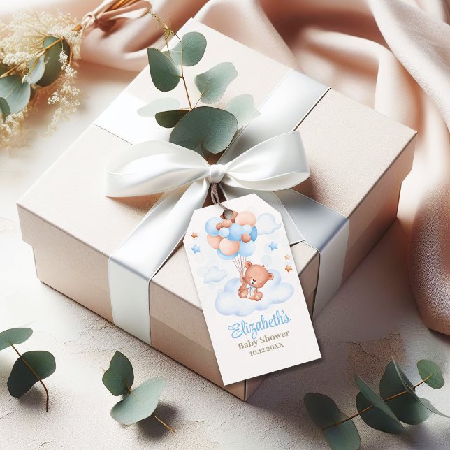 Nalle i Himlar Baby Shower Presentetikett (Teddy Bear in the Sky Baby Shower Gift Tags on an elegant beige gift box.)