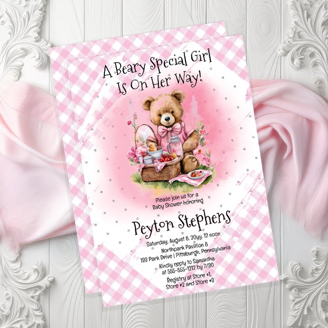 Nalle Picnic Beary Speciell Girl Baby Shower Inbjudningar ("A Beary Special Girl Is On Her Way!" Cute Teddy Bear Picnic | Gingham Check Girl Baby Shower Invite)