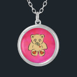 Nalle Silverpläterat Halsband<br><div class="desc">Bild för skadlig nalle. Denna söta och älskvärda björn har hjärtan på sulor på sina fötter och på bröstet där hans hjärta skulle vara. Hans ögon ser lite ledsen ut. Awww. Bakgrunden är en roterande vattenfärgsdesign för rosa.</div>