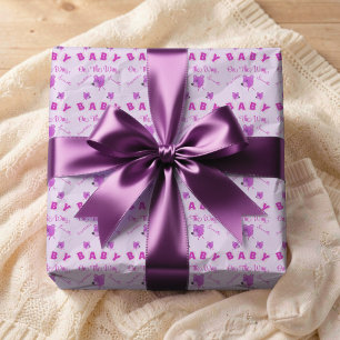 Nallebjörn med rosa lila text baby shower presentpapper