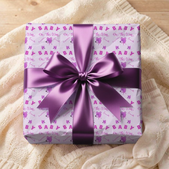 Nallebjörn med rosa lila text baby shower presentpapper (Customizable purple baby bear wrapping paper for that baby shower. It's cute and its different.)