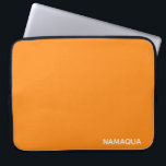 Namaqua orange färg namn laptop fodral<br><div class="desc">Namaqua margareter har en tydlig klar orange nyans. De är uppkallade efter regionen där de lever,  ett normalt torrt busklandskap som förvandlas av det sällsynta regnet till ändlösa mattor av blommor.</div>