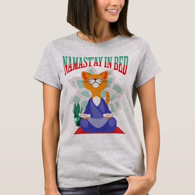 Namast’ay in Bed Funny Yoga T-Shirt | Lazy Day Med (Framsida)