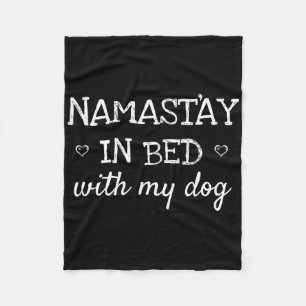 Namastay i sängen med min hund rolig parodi yogapr fleecefilt