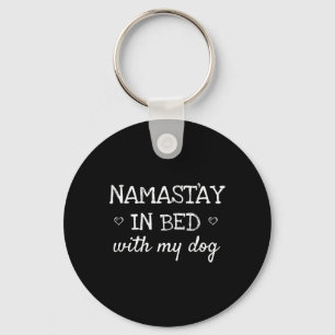 Namastay i sängen med min hund rolig parodi yogapr nyckelring