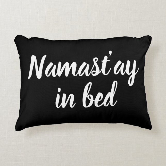 Namastay in bed brush script lettering funny black prydnadskudde (Framsidan)