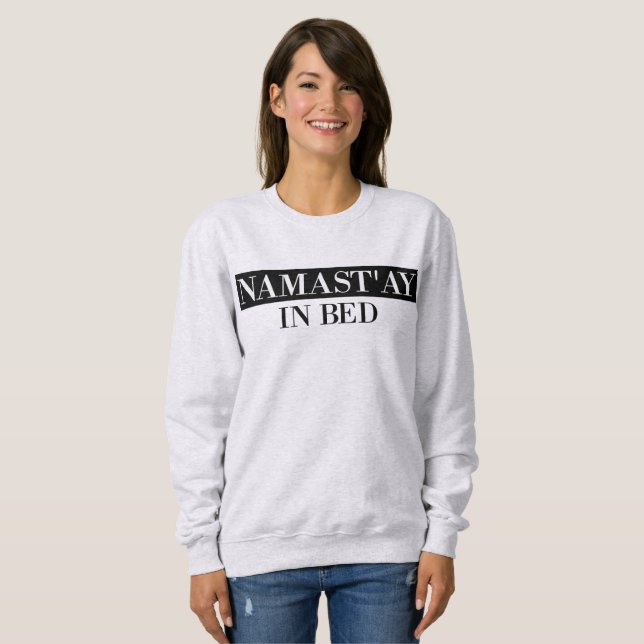 Namast'ay in Bed Funny Crewnackskjorta Tee Shirt (Hel framsida)