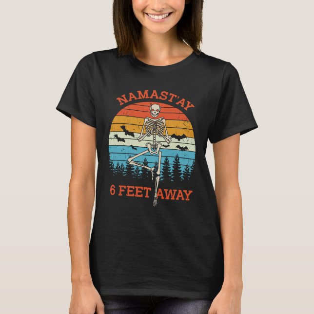 Namaste 6 Feet Away Funny Halloween Yoga T-Shirt (Framsida)