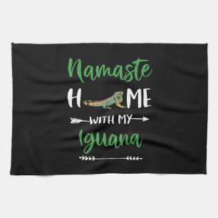 Namaste hem med min Iguana-ynne Iguana och Yoga Kökshandduk