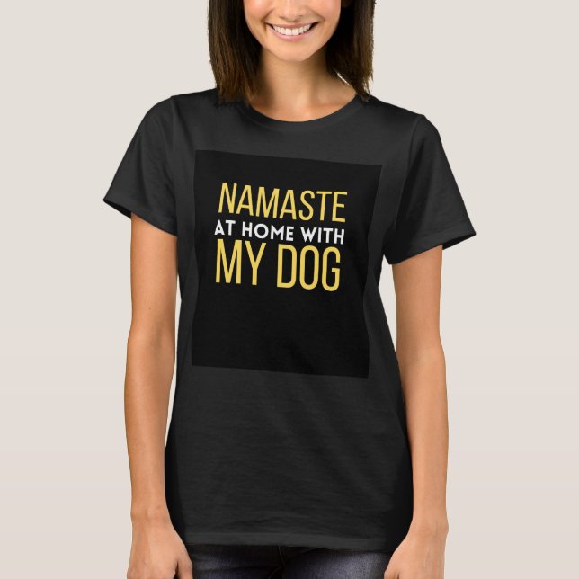 Namaste hemma med min hund t shirt (Framsida)