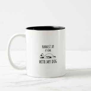Namaste hemma med min hund Två-Tonad mugg