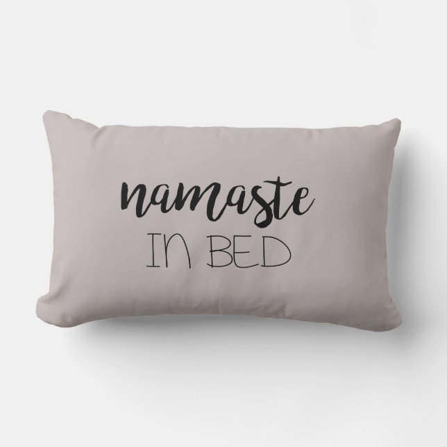 Namaste i Bed Yoga Pillow Lumbarkudde (Framsida)