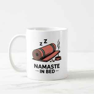 Namaste i sängen-mugg – Rolig yoga- och egenvårdsg Kaffemugg
