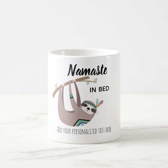 NAMASTE IN BED FUNny SLOTH Yoga MUGG Personlig (Center)