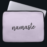 Namaste | Lilac Lila Snyggt Yoga Meditation Zen Laptop Fodral<br><div class="desc">Enkel, "namaste"-snyggt-offertkonsdesign i modern minimalistisk handskriven skripttypografi på en pastelllavender-lilac-lila. Sloganen kan lätt vara personlig med ert eget ord för en perfekt gåva till en yogari eller pilater från älskare! Namasté elak bokstavligen "hälsning till dig". I Vedas uppträder namaste främst som en hälsning till en gudstjänst. Men användan och innebörden...</div>