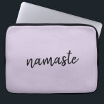 Namaste | Lilac Lila Snyggt Yoga Meditation Zen Laptop Fodral<br><div class="desc">Enkel, "namaste"-snyggt-offertkonsdesign i modern minimalistisk handskriven skripttypografi på en pastelllavender-lilac-lila. Sloganen kan lätt vara personlig med ert eget ord för en perfekt gåva till en yogari eller pilater från älskare! Namasté elak bokstavligen "hälsning till dig". I Vedas uppträder namaste främst som en hälsning till en gudstjänst. Men användan och innebörden...</div>