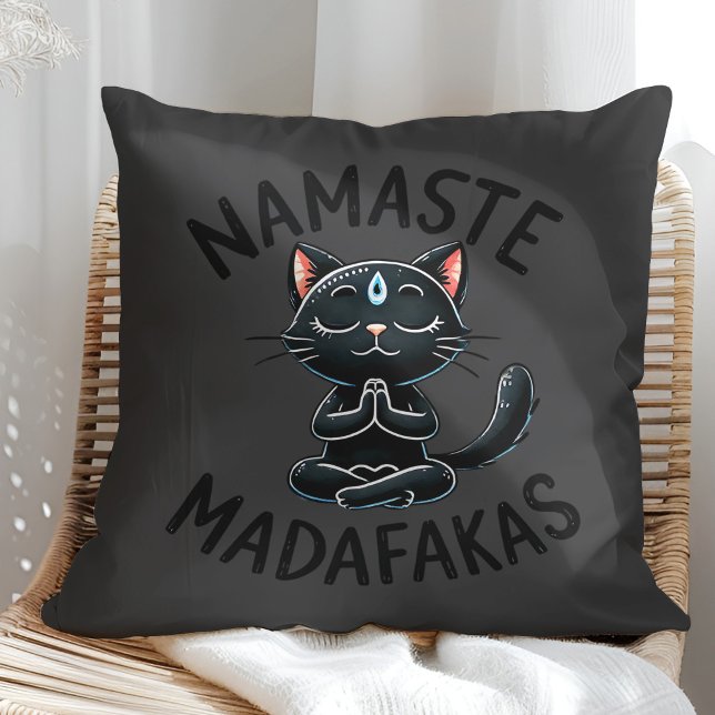 "Namaste Madafakas" Funny Cat Lovers Kudde ("Namaste Madafakas" Funny Cat Lovers Throw Pillow on a sunny boho rattan chair.)