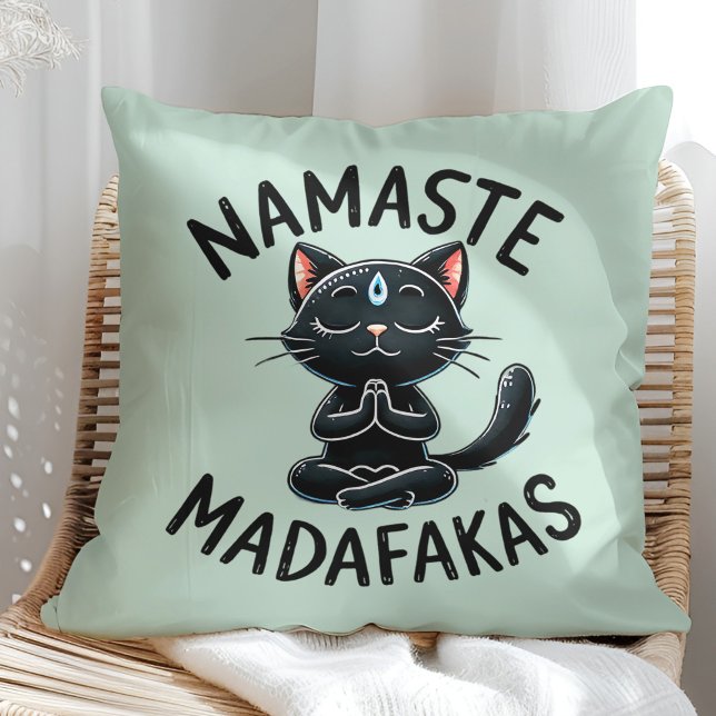 "Namaste Madafakas" Funny Cat Lovers Kudde ("Namaste Madafakas" Funny Cat Lovers Throw Pillow on a sunny boho rattan chair.)