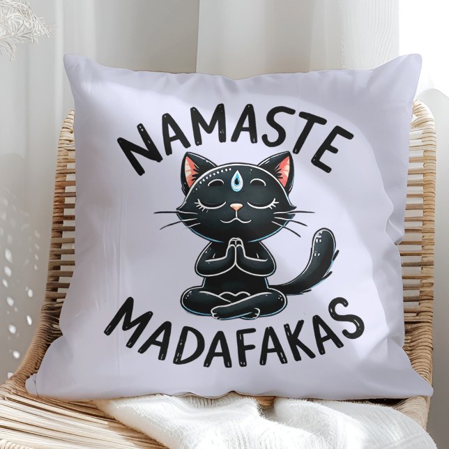 "Namaste Madafakas" Funny Cat Lovers Kudde ("Namaste Madafakas" Funny Cat Lovers Throw Pillow on a sunny boho rattan chair.)