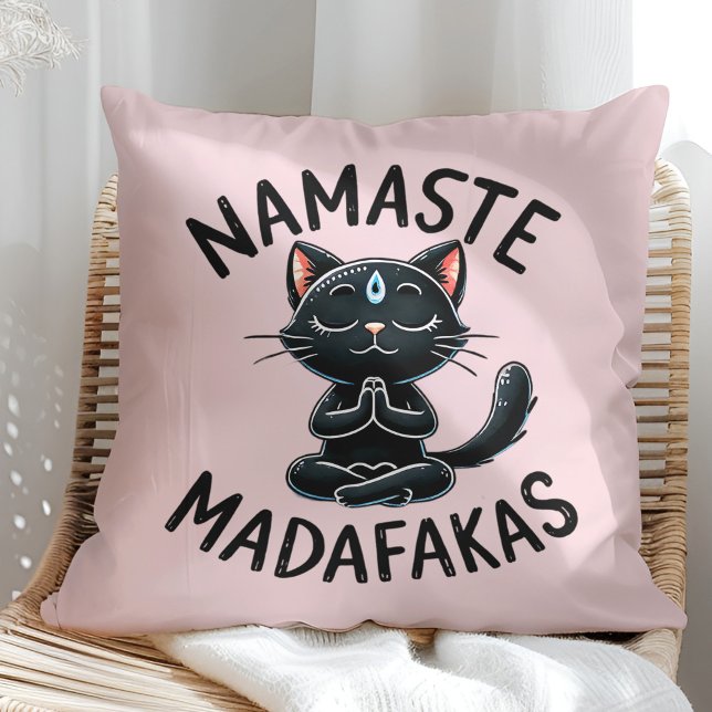 "Namaste Madafakas" Funny Cat Lovers Kudde ("Namaste Madafakas" Funny Cat Lovers Throw Pillow on a sunny boho rattan chair.)