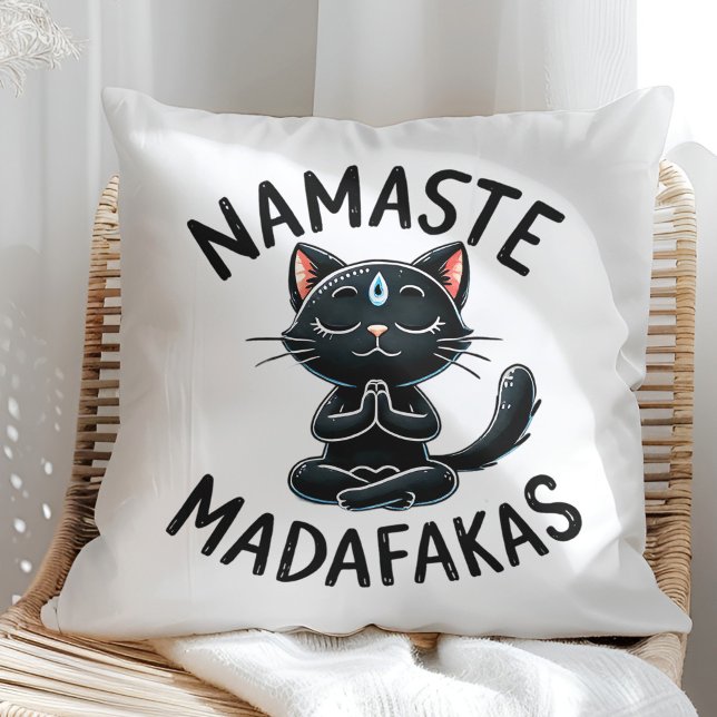 "Namaste Madafakas" Funny Cat Lovers Kudde ("Namaste Madafakas" Funny Cat Lovers Throw Pillow on a sunny boho rattan chair.)