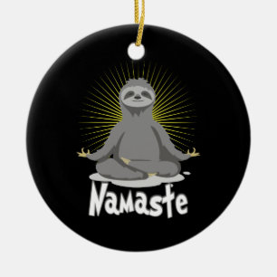 Namaste Meditating Yoga Sloth Julgransprydnad Keramik