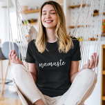 Namasté | Modern Black Meditation Andlig Yoga T Shirt<br><div class="desc">Enkel, "namaste"-snyggt-"offertkonst"-design i modern, handskriven manustypografi. Sloganen kan lätt vara personlig med ert eget ord för en perfekt gåva till en yogari eller pilater från älskare! Namasté elak bokstavligen "hälsning till dig". I Vedas uppträder namaste främst som en hälsning till en gudstjänst. Men användan och innebörden har utvecklats. I dag,...</div>