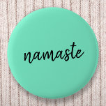 Namaste | Neo Mint Grönt Modern Yoga Andlig Knapp<br><div class="desc">Enkel, "namaste"-citatteckendesign i snyggt i modern, handskriven skripttypografi på en mint grönt. Sloganen kan lätt vara personlig med ert eget ord för en perfekt gåva till en yogari eller pilater från älskare! Namasté elak bokstavligen "hälsning till dig". I Vedas uppträder namaste främst som en hälsning till en gudstjänst. Men användan...</div>