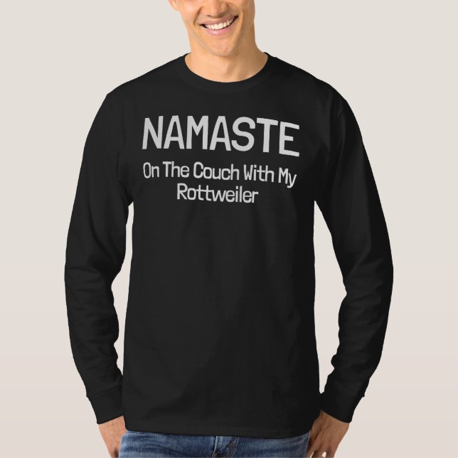 Namaste på soffan med min Rottweiler T Shirt (Framsida)