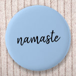 Namasté | Pastel Blue Yoga Andlig Salutation Knapp<br><div class="desc">Enkel, "namaste"-citatteckendesign i snyggtens minimalistiska handskrivna skripttypografi på en pastellblå bakgrund. Sloganen kan lätt vara personlig med ert eget ord för en perfekt gåva till en yogari eller pilater från älskare! Namasté elak bokstavligen "hälsning till dig". I Vedas uppträder namaste främst som en hälsning till en gudstjänst. Men användan och...</div>