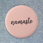 Namaste | Peachy Rosa Modern Yoga Meditation Knapp<br><div class="desc">Enkel "namaste"-citatteckendesign i snyggt i modern minimalistisk handskriven skripttypografi på en rosa med pastellskalning. Sloganen kan lätt vara personlig med ert eget ord för en perfekt gåva till en yogari eller pilater från älskare! Namasté elak bokstavligen "hälsning till dig". I Vedas uppträder namaste främst som en hälsning till en gudstjänst....</div>