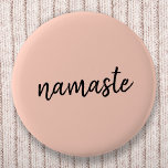Namaste | Peachy Rosa Modern Yoga Meditation Knapp<br><div class="desc">Enkel "namaste"-citatteckendesign i snyggt i modern minimalistisk handskriven skripttypografi på en rosa med pastellskalning. Sloganen kan lätt vara personlig med ert eget ord för en perfekt gåva till en yogari eller pilater från älskare! Namasté elak bokstavligen "hälsning till dig". I Vedas uppträder namaste främst som en hälsning till en gudstjänst....</div>