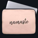 Namaste | Peachy Rosa Modern Yoga Meditation Laptop Fodral<br><div class="desc">Enkel "namaste"-citatteckendesign i snyggt i modern minimalistisk handskriven skripttypografi på en rosa med pastellskalning. Sloganen kan lätt vara personlig med ert eget ord för en perfekt gåva till en yogari eller pilater från älskare! Namasté elak bokstavligen "hälsning till dig". I Vedas uppträder namaste främst som en hälsning till en gudstjänst....</div>