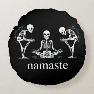 Namaste Skeletons - Funny Yoga Halloween Rund Kudde