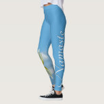 Namaste spegla Lotus Flower Himmel Blue Yoga Leggings<br><div class="desc">Dessa baljor eller golvperioder har en vacker utformning med en reflekterande lotus av vitt och gult med vinkart och kramper på ena benet och ord "Namaste" på den andra. Bakgrunden är en söt ljusblå himmel eller azure färg. Perfekt för yoga.</div>