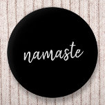 Namaste | Svart Yoga Modern Andlig-medling Knapp<br><div class="desc">Enkel "namaste"-citatteckendesign i snyggt i modern minimalistisk handskriven skripttypografi på en fet svart bakgrund. Sloganen kan lätt vara personlig med ert eget ord för en perfekt gåva till en yogari eller pilater från älskare! Namasté elak bokstavligen "hälsning till dig". I Vedas uppträder namaste främst som en hälsning till en gudstjänst....</div>