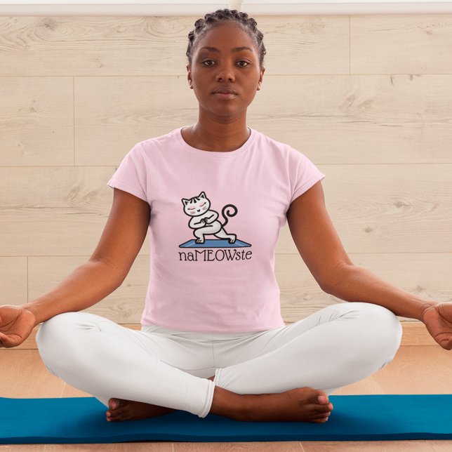 NaMEOWste i en Yoga-mediterande dos T Shirt (Beauty Gold Dusted Mascara Eye Lashes Luxurious Loyalty Card)