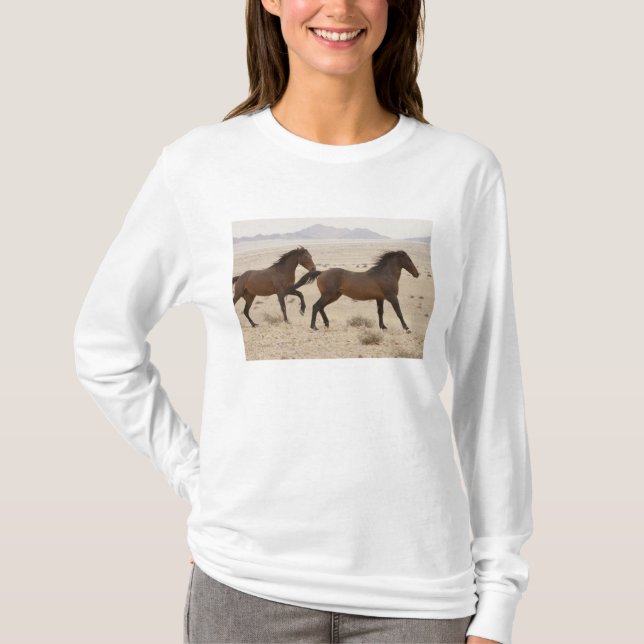 Namibia, Aus. Vild hästar som springer på Namib T Shirt (Framsida)