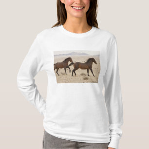 Namibia, Aus. Vilda hästar springer på Namib T Shirt
