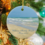 Namn-året för den vackra Beach House-Anpassningsba Julgransprydnad Keramik<br><div class="desc">Vackra strandprydnadsföremål med vackra fotografier av havsbottnen,  med en söt sandpiper som står vid havets kant i vinkara på en solig sommardag. Blåblå grönt vatten vågar rullar på sandstranden där du heter personlig i söt tealtypografi. En vacker julklapp till en dotter,  mamma,  mormor eller barndotter.</div>