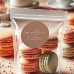 Namn Bröllop tack för det minimalistiska Soft Brow Runt Klistermärke<br><div class="desc">Minimalistisk Soft Brown Kärlek och Tack Namn Bröllop. En enkel modern elegans med Kärlek och tack finns i ett informellt handskrivet stil. Anpassa enkelt datumet namn och bröllop. På en varm mocha-skuggbakgrund som kan ändras till ett annat färg om du föredrar det genom att redigera ytterligare alternativ.</div>