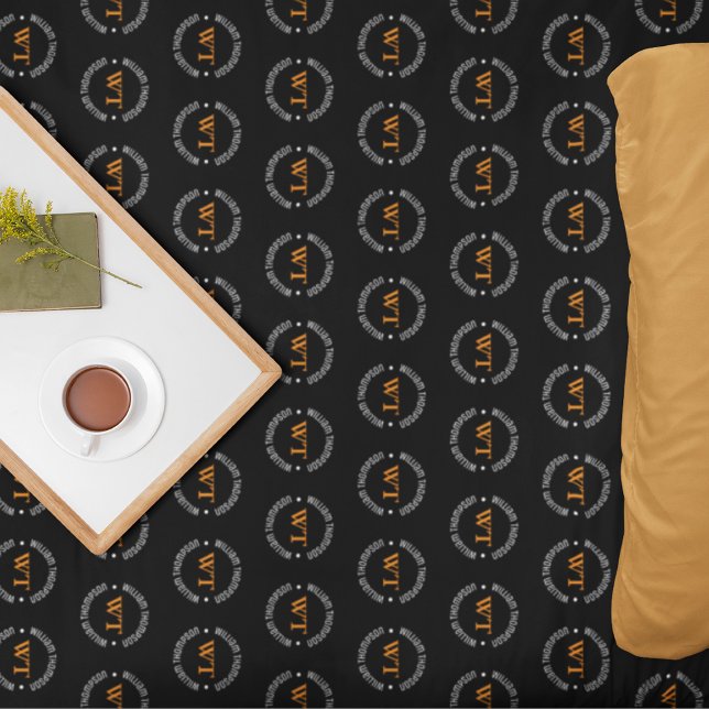 Namn (cirkelmonogram), präglat över Black Fleecefilt (Skapare uppladdad)