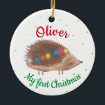Namn Cute Hedgehog Baby Första jul Julgransprydnad Keramik<br><div class="desc">Personlig baby första julprydnad,  med söt dekorerad hedgehog-illustration på vit bakgrund,  med liten liten guld dottie snöflingor. Anpassat namn för pojke eller flicka före jul.</div>