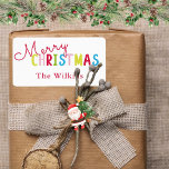 Namn-design för lekfull vit God jul-familj Adressetikett<br><div class="desc">Lägg till en festlig beröring med den här lekande utformningen av familjen namn i god jul, perfekt för helgdag firande. Den roliga texten har en pulserande blandning av rött, gult, rosa, grönt och blått brev, med en klassisk röd familj namn nedan för ett personligt lugn. Perfekt för märkning av helgdagskort,...</div>