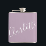 Namn Dusty Lilac med minimal skriptPersonlig Fickplunta<br><div class="desc">Sip i stil med vår minimalistiska skript Typography Namn-kolv i Dusty Lilac! Den här chicen har en elegant utformning med elegant manusbokstäver, perfekt för att tillföra dryckesinnehavaren personlig beröring. Vare sig det är en gåva till en vän eller ett kontrakt för dig själv, är den här snyggten både praktisk och...</div>